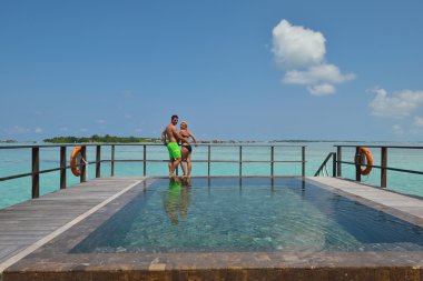 yaz tatili mutlu genç çifte eğlence ve bea sakin ol