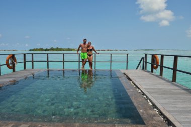 yaz tatili mutlu genç çifte eğlence ve bea sakin ol