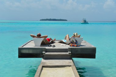 Mutlu genç çift sahilde iyi eğlenceler.