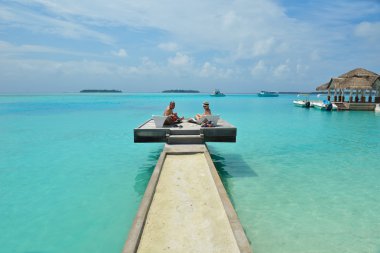Mutlu genç çift sahilde iyi eğlenceler.