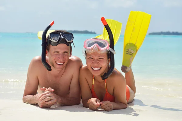 Happy young couple have fun on beach — Stock Photo, Image