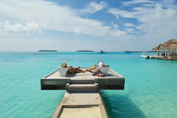 Happy young couple have fun on beach — Stock Photo, Image