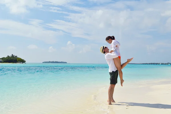 Glückliches junges Paar hat Spaß am Strand — Stockfoto