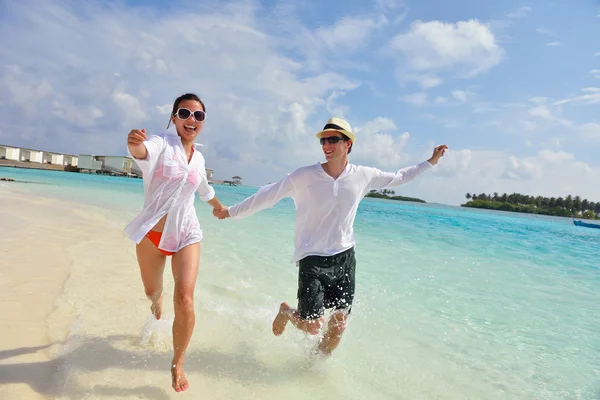 Felice giovane coppia divertirsi sulla spiaggia — Foto Stock