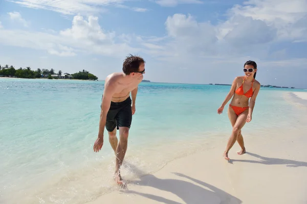 Feliz jovem casal se divertir na praia — Fotografia de Stock