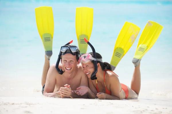 Glückliches junges Paar hat Spaß am Strand — Stockfoto