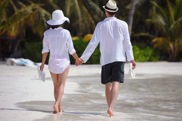 Heureux jeune couple avoir du plaisir sur la plage — Photo