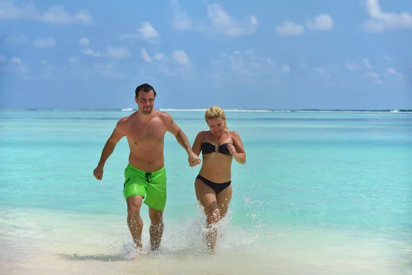 Feliz jovem casal em férias de verão se divertir e relaxar no bea — Fotografia de Stock