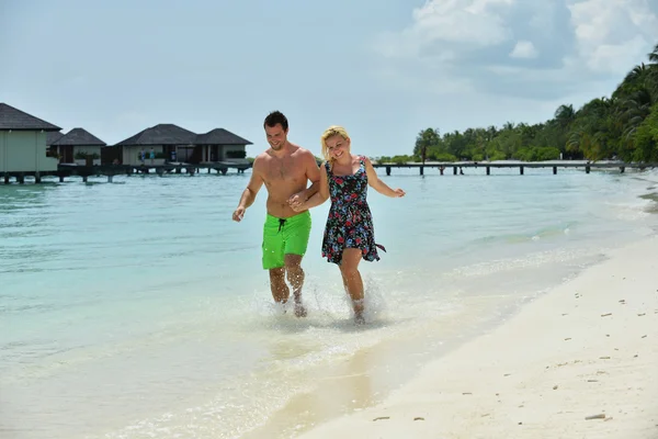 Feliz pareja joven en las vacaciones de verano divertirse y relajarse en bea —  Fotos de Stock