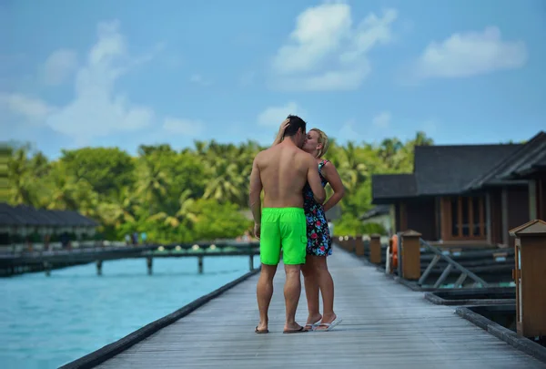 Gelukkige jonge paar op zomervakantie plezier hebben en ontspannen bij bea — Stockfoto