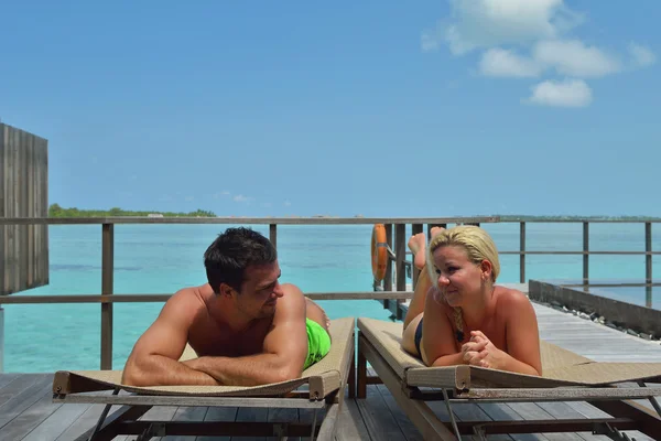 Feliz jovem casal em férias de verão se divertir e relaxar no bea — Fotografia de Stock