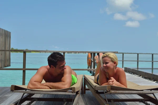 Feliz jovem casal em férias de verão se divertir e relaxar no bea — Fotografia de Stock