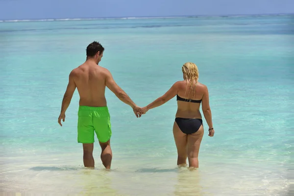 Gelukkige jonge paar op zomervakantie plezier hebben en ontspannen bij bea — Stockfoto