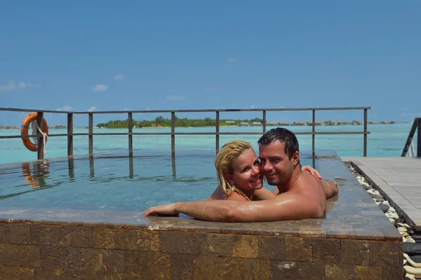 Gelukkige jonge paar op zomervakantie plezier hebben en ontspannen bij bea — Stockfoto