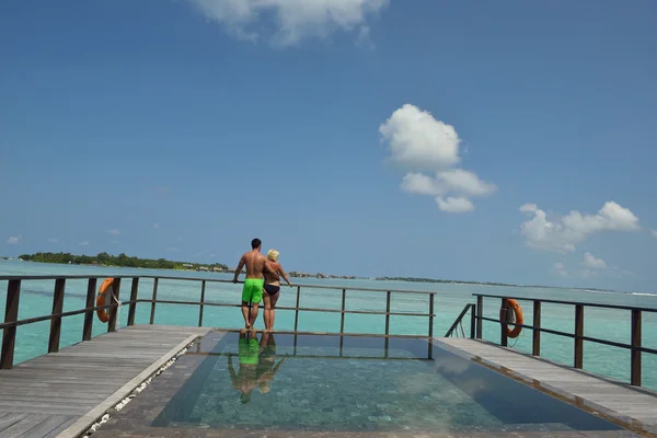 Heureux jeune couple pendant les vacances d'été s'amuser et se détendre à bea — Photo