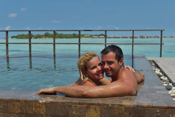 Feliz pareja joven en las vacaciones de verano divertirse y relajarse en bea —  Fotos de Stock