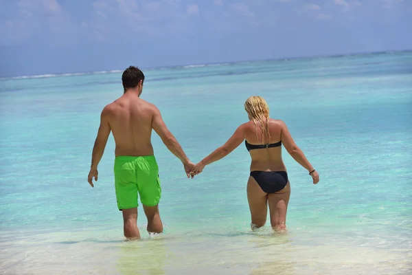 Feliz jovem casal em férias de verão se divertir e relaxar no bea — Fotografia de Stock