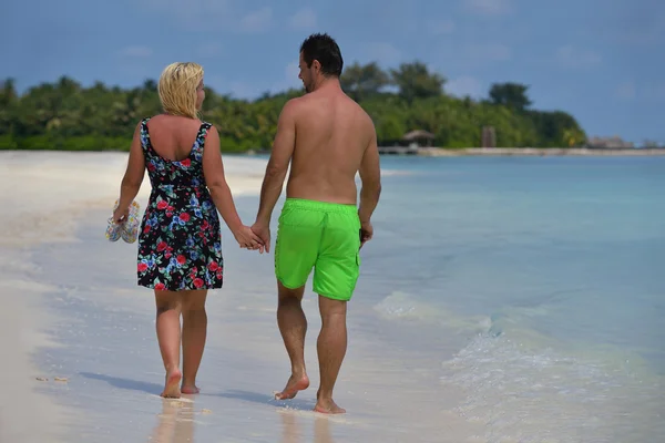 Feliz jovem casal em férias de verão se divertir e relaxar no bea — Fotografia de Stock