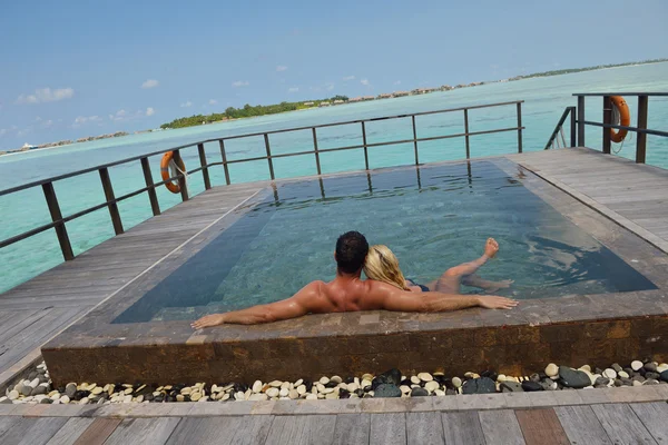 Feliz jovem casal em férias de verão se divertir e relaxar no bea — Fotografia de Stock