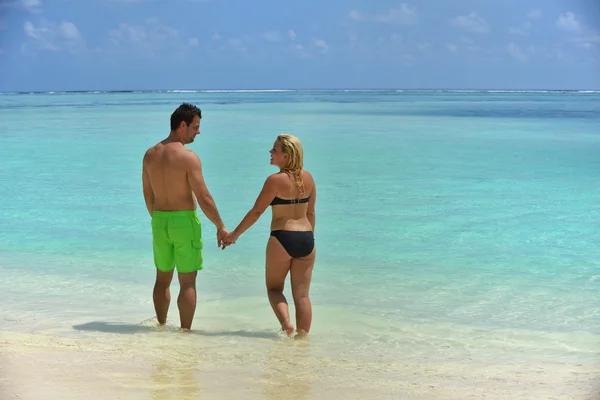 Feliz jovem casal em férias de verão se divertir e relaxar no bea — Fotografia de Stock