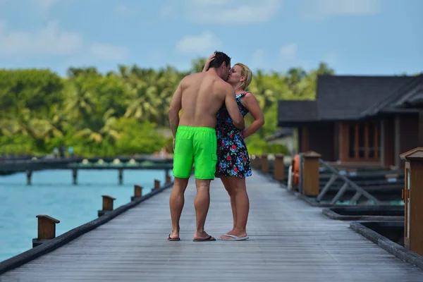 Glada unga par på sommarlovet ha kul och koppla av på bea — Stockfoto