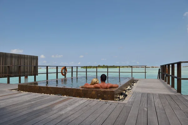 Feliz jovem casal em férias de verão se divertir e relaxar no bea — Fotografia de Stock