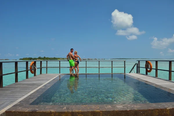 Heureux jeune couple pendant les vacances d'été s'amuser et se détendre à bea — Photo