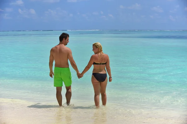 Feliz jovem casal em férias de verão se divertir e relaxar no bea — Fotografia de Stock