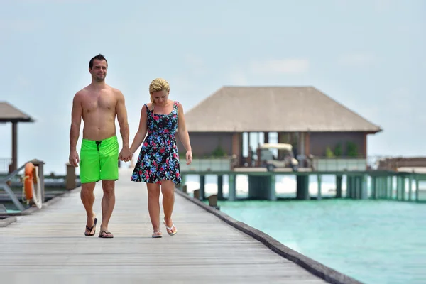 Feliz jovem casal em férias de verão se divertir e relaxar no bea — Fotografia de Stock