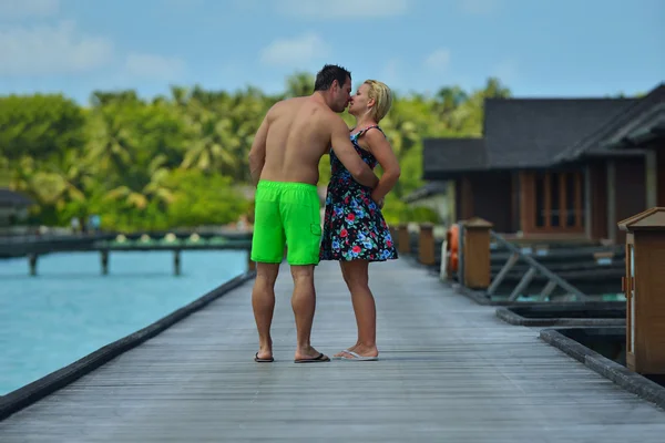 Gelukkige jonge paar op zomervakantie plezier hebben en ontspannen bij bea — Stockfoto