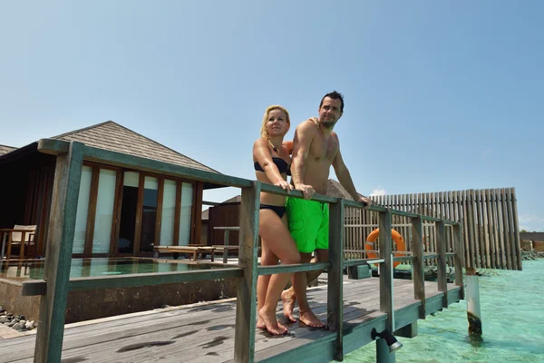 Gelukkige jonge paar op zomervakantie plezier hebben en ontspannen bij bea — Stockfoto