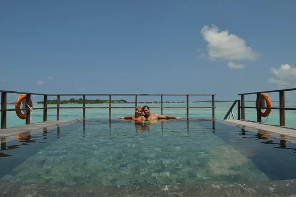 Feliz pareja joven en las vacaciones de verano divertirse y relajarse en bea — Foto de Stock