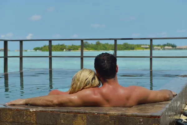 Feliz jovem casal em férias de verão se divertir e relaxar no bea — Fotografia de Stock