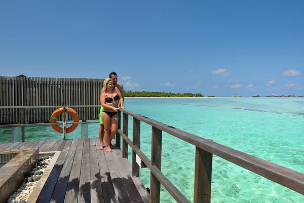 Feliz jovem casal em férias de verão se divertir e relaxar no bea — Fotografia de Stock