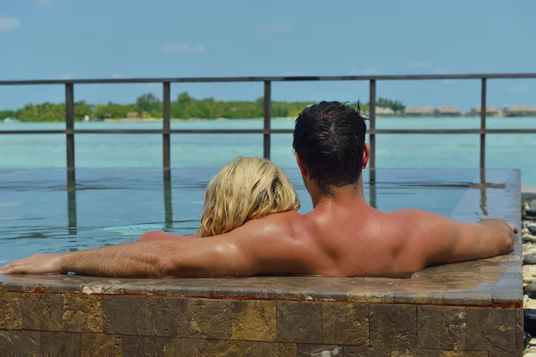 Feliz jovem casal em férias de verão se divertir e relaxar no bea — Fotografia de Stock