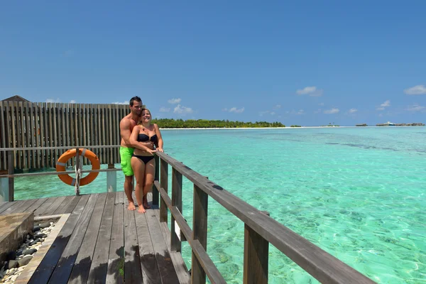 Feliz pareja joven en las vacaciones de verano divertirse y relajarse en bea — Foto de Stock