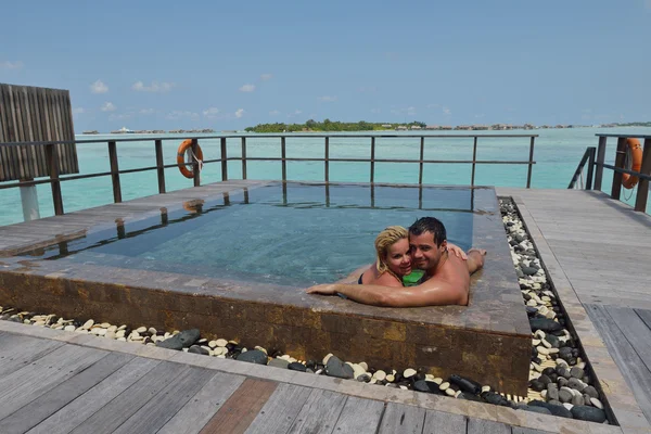 Feliz pareja joven en las vacaciones de verano divertirse y relajarse en bea — Foto de Stock