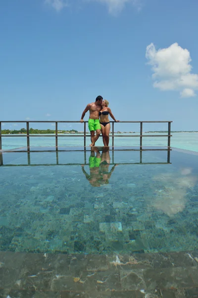 Feliz pareja joven en las vacaciones de verano divertirse y relajarse en bea —  Fotos de Stock