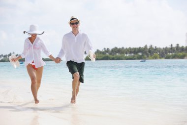 Mutlu genç çift sahilde iyi eğlenceler.