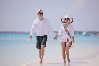 Mutlu genç çift sahilde iyi eğlenceler.