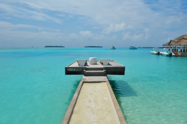 Mutlu genç çift sahilde iyi eğlenceler.