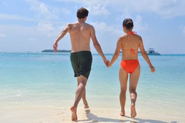 Mutlu genç çift sahilde iyi eğlenceler.