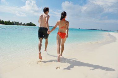 Mutlu genç çift sahilde iyi eğlenceler.
