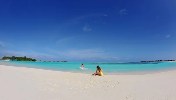 Feliz pareja joven disfrutando del verano en la playa — Foto de Stock