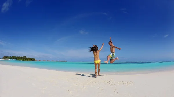 Feliz pareja joven disfrutando del verano en la playa — Foto de Stock