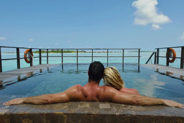 Feliz pareja joven en las vacaciones de verano divertirse y relajarse en bea —  Fotos de Stock
