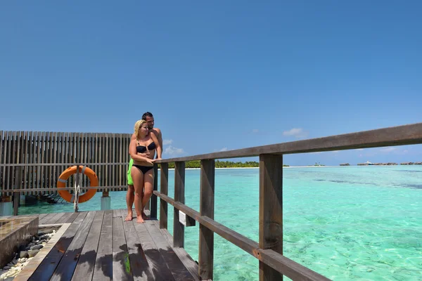 Feliz jovem casal em férias de verão se divertir e relaxar no bea — Fotografia de Stock