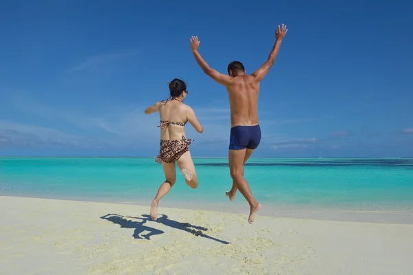 Feliz jovem casal desfrutando de verão na praia — Fotografia de Stock