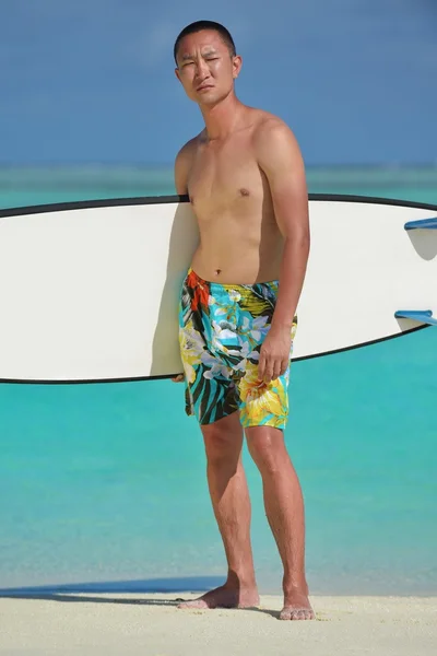 Człowiek z surfowe forum na plaży — Zdjęcie stockowe