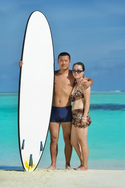 Felice giovane coppia godendo l'estate sulla spiaggia — Foto Stock
